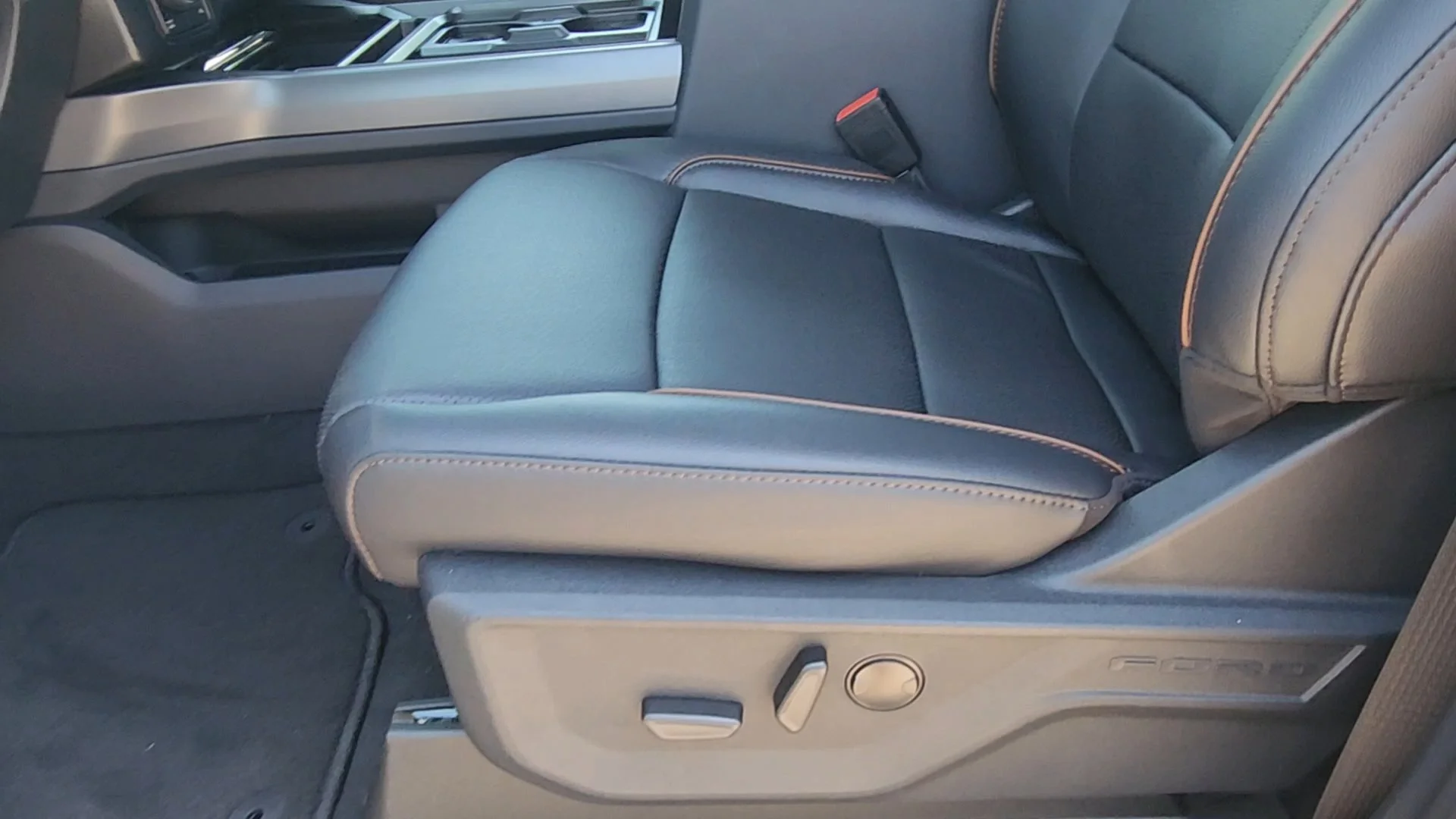 New 2026 Carbonized Gray Metallic Ford LARIAT image 16