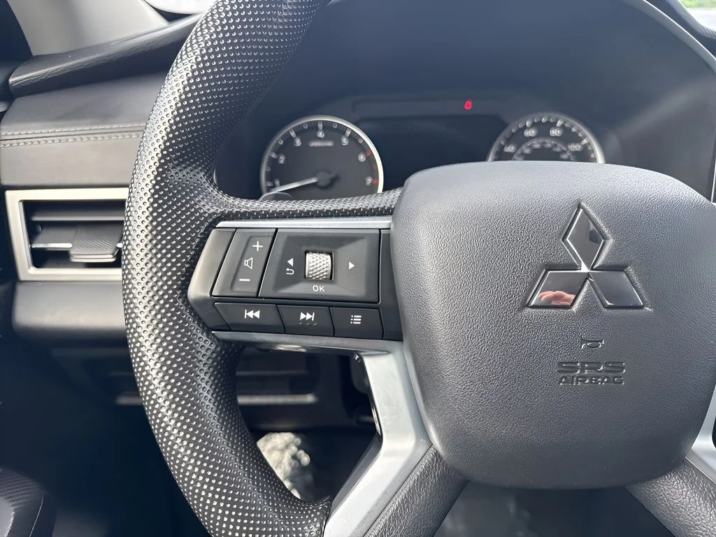 Used 2022 White Mitsubishi ES image 13