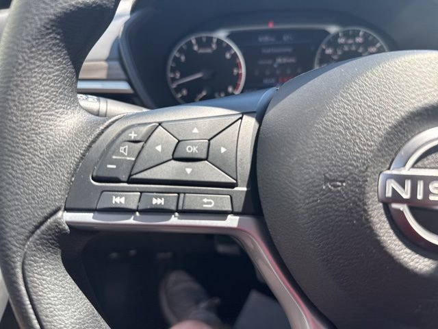 Used 2025 White Nissan 2.5 SV image 27