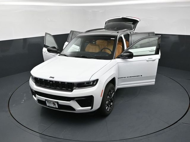 New 2026 Bright White Clear-Coat Exterior Paint Jeep Summit image 25