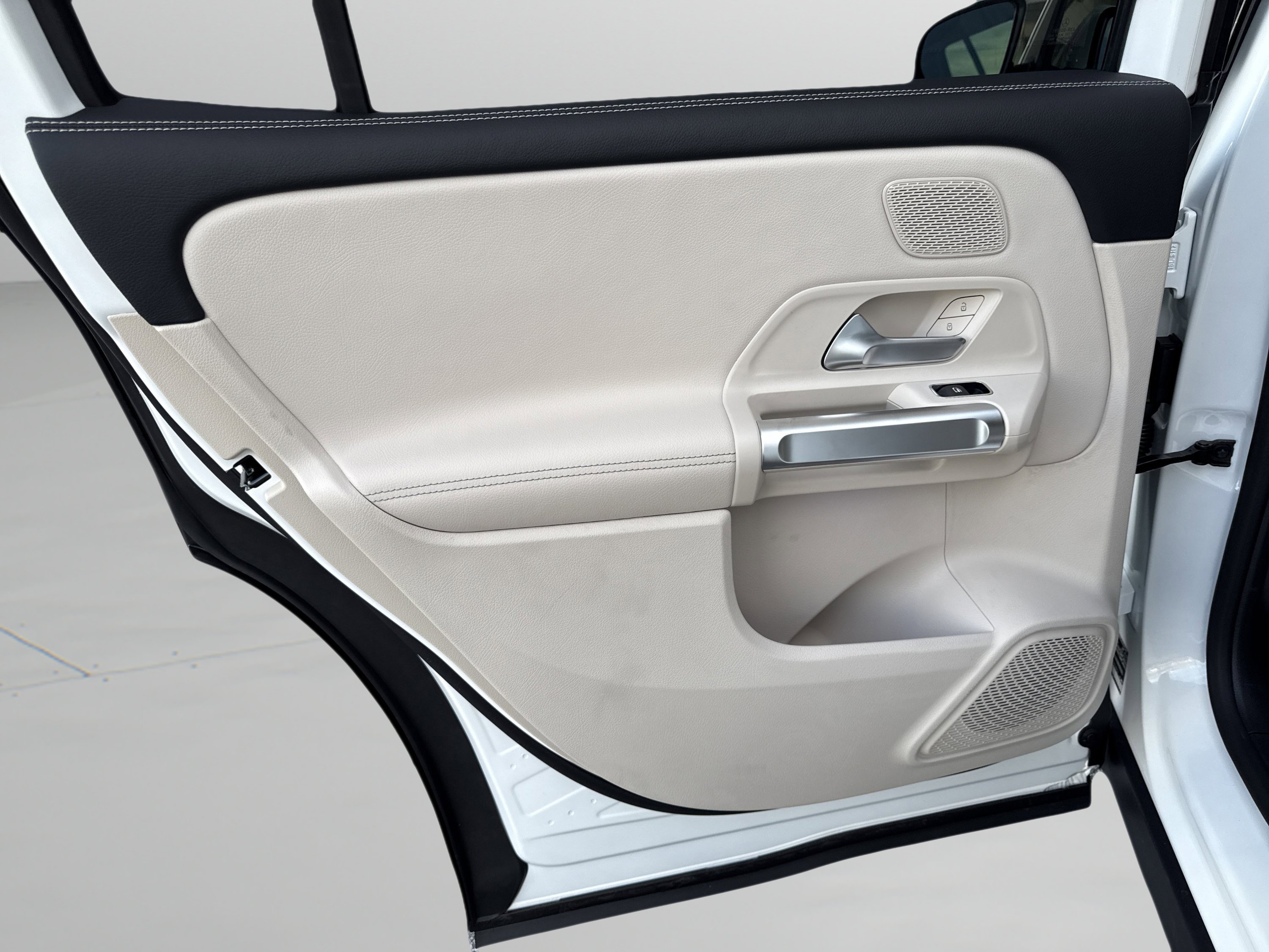 New 2026 Polar White Mercedes-Benz GLB 250 image 26