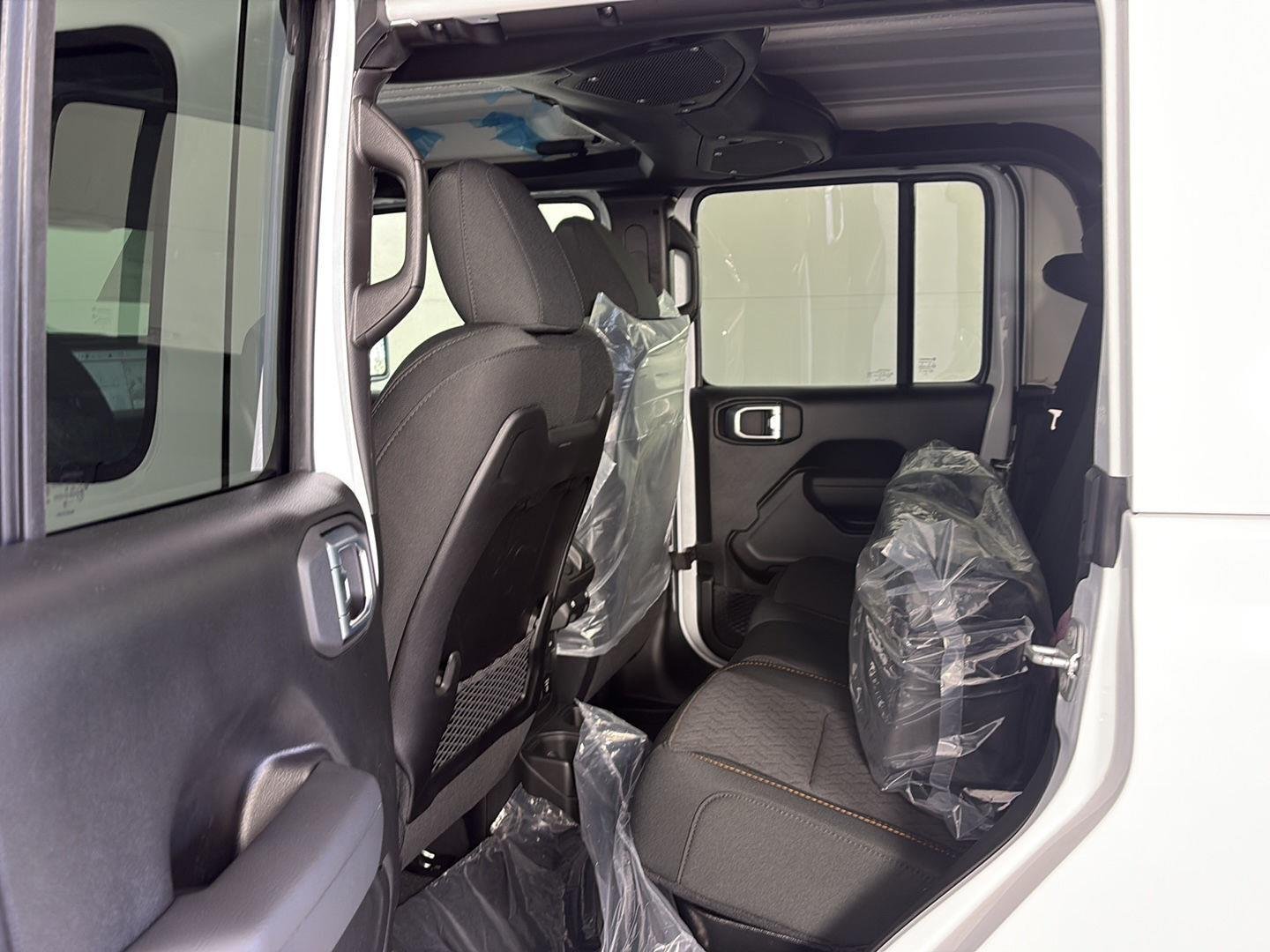 New 2026 Bright White Clear-Coat Exterior Paint Jeep Mojave image 9