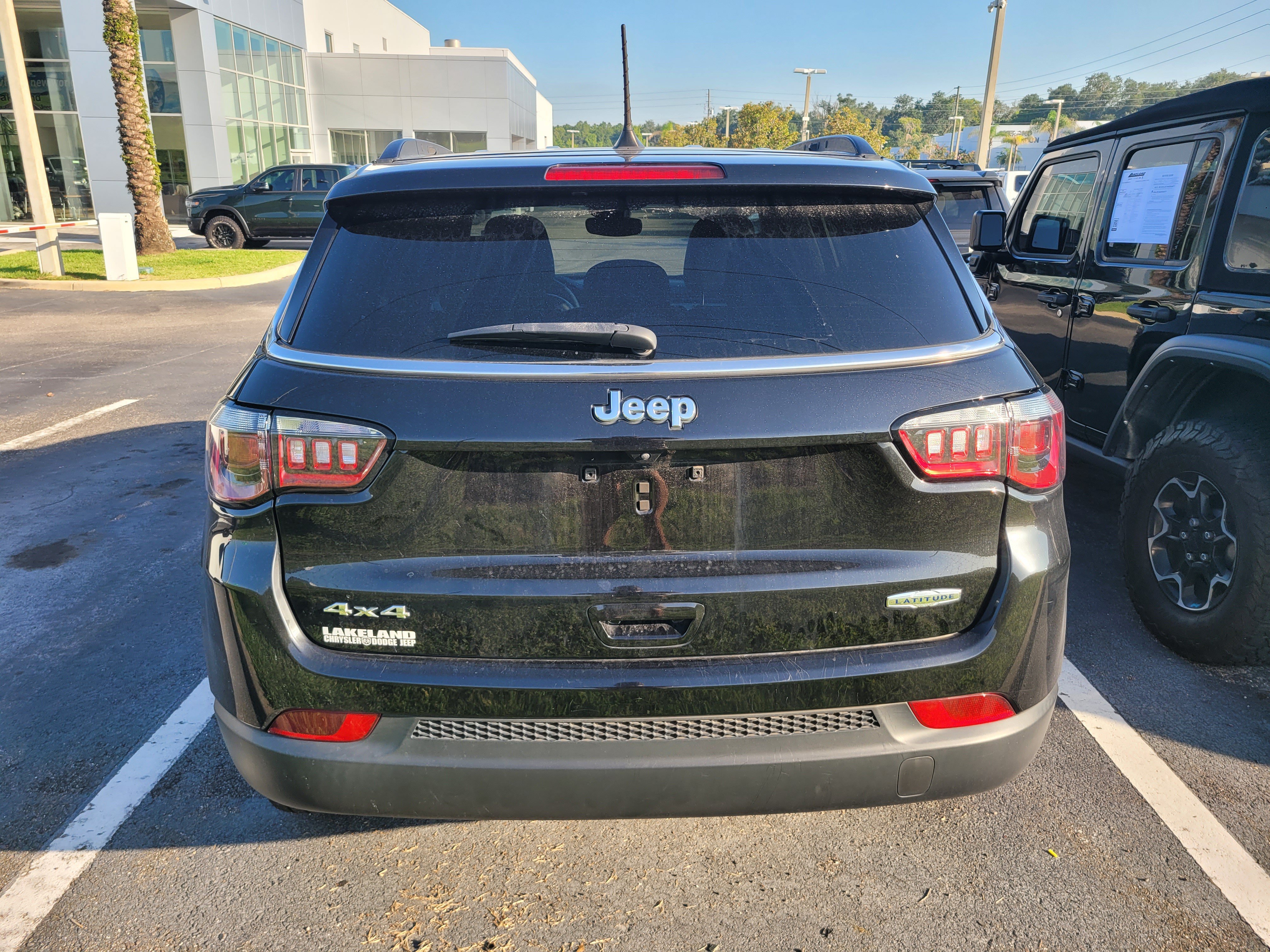 Used 2023 Diamond Black Crystal Pearlcoat Jeep Latitude image 5