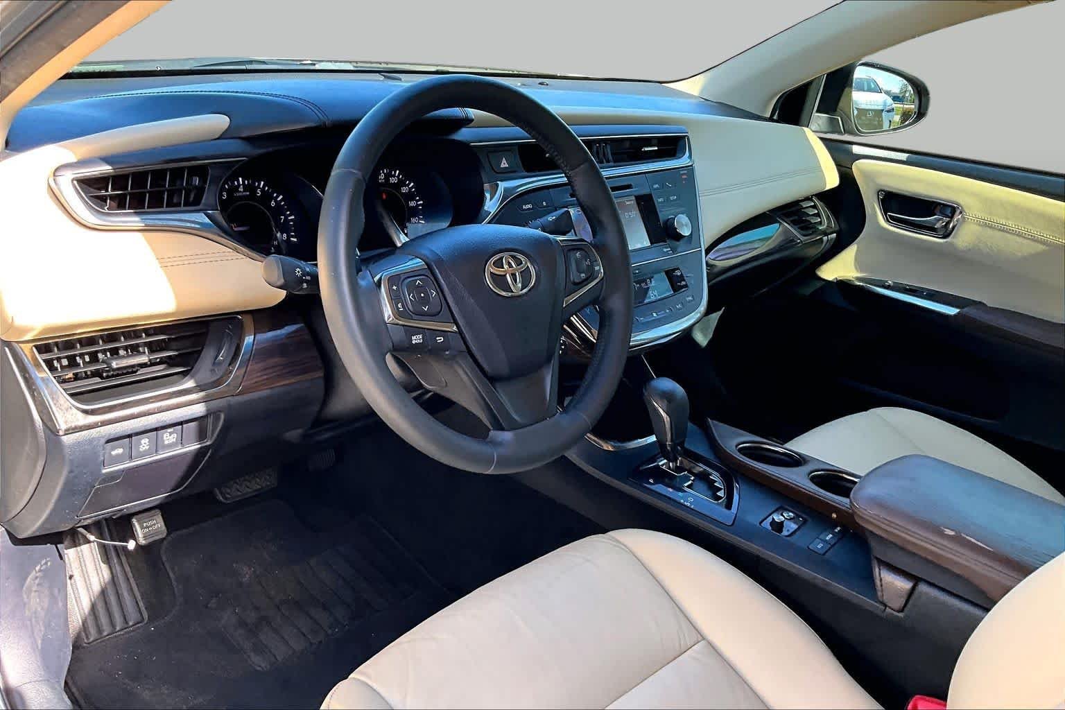 Used 2014 Creme Brulee Mica Toyota XLE image 18
