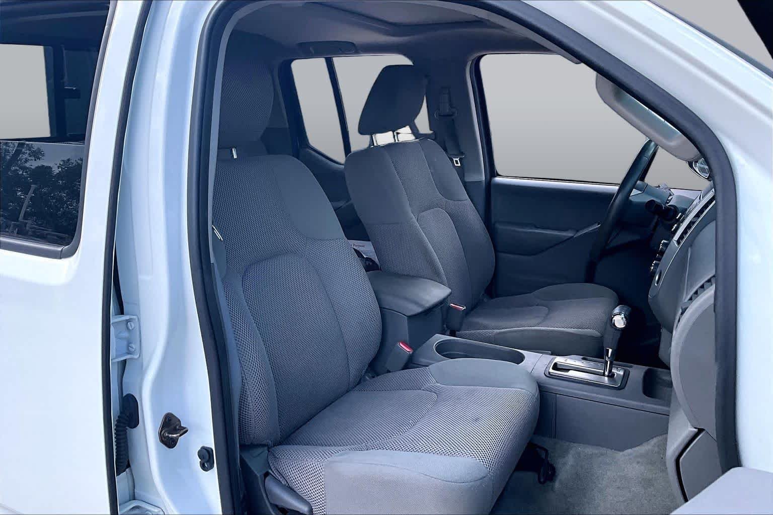 Used 2016 Glacier White Nissan SV image 9