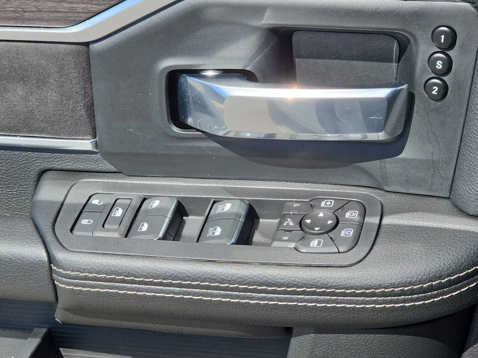 New 2026 Diamond Black Crystal Pearl-Coat Exterior Paint RAM Laramie image 29