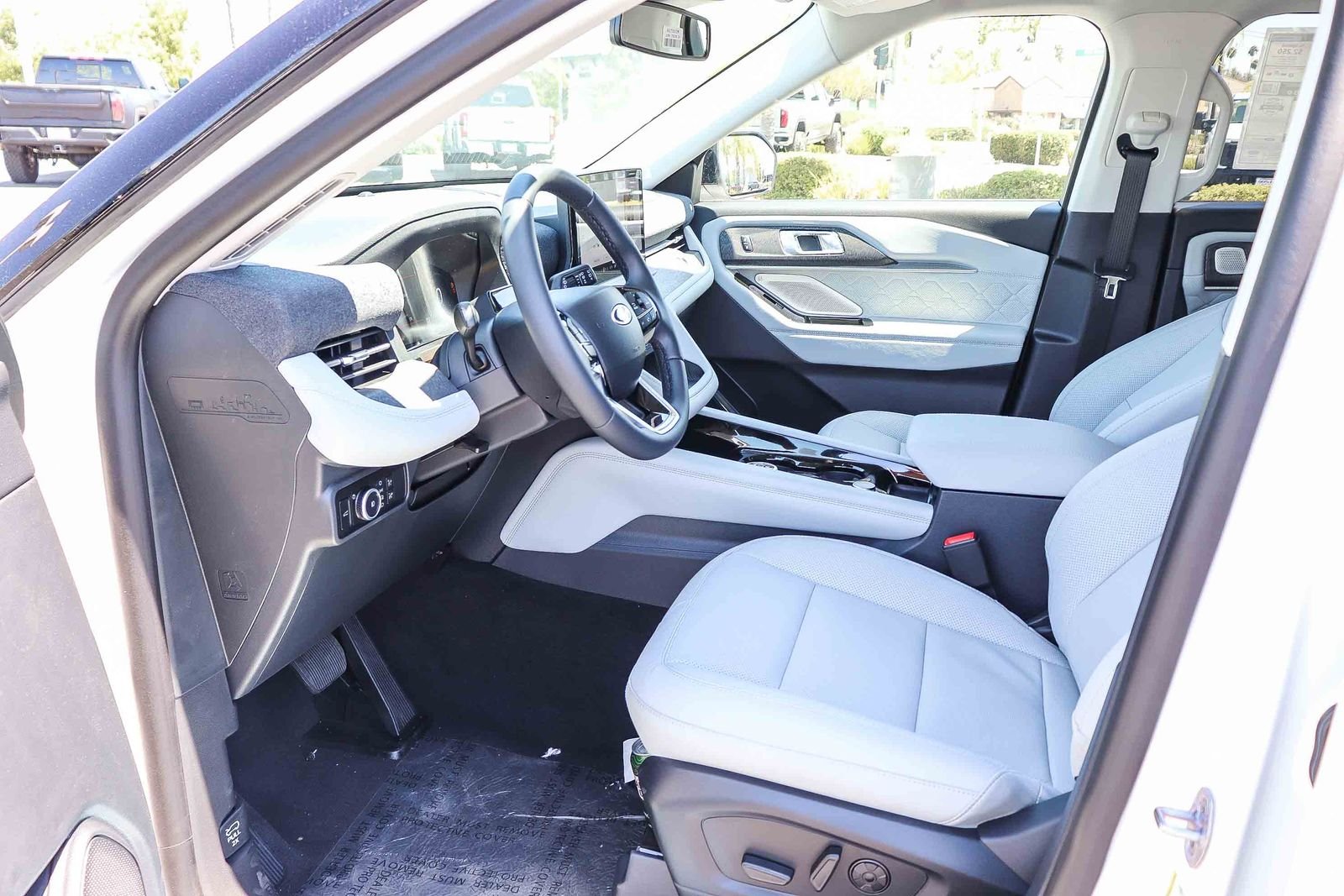 New 2026 Star White Metallic Tri-Coat Ford Platinum™ image 18