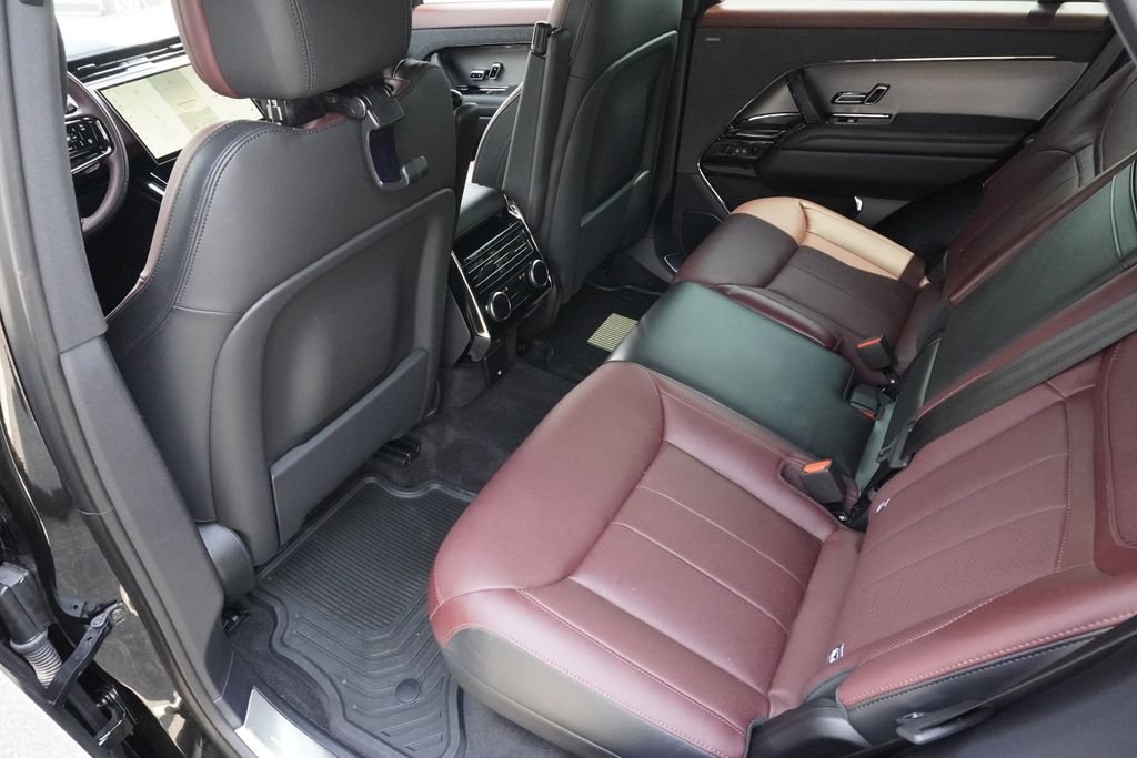 New 2026 Santorini Black Land Rover Dynamic SE image 29