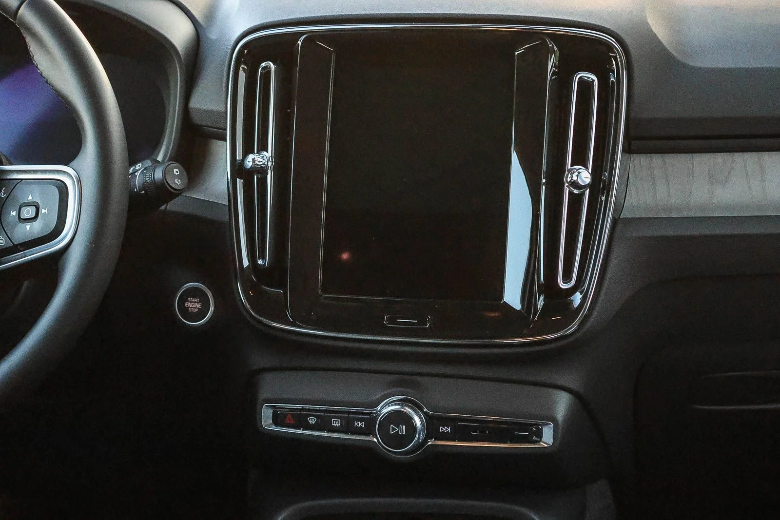 2025 Volvo XC40 Core - Photo 24