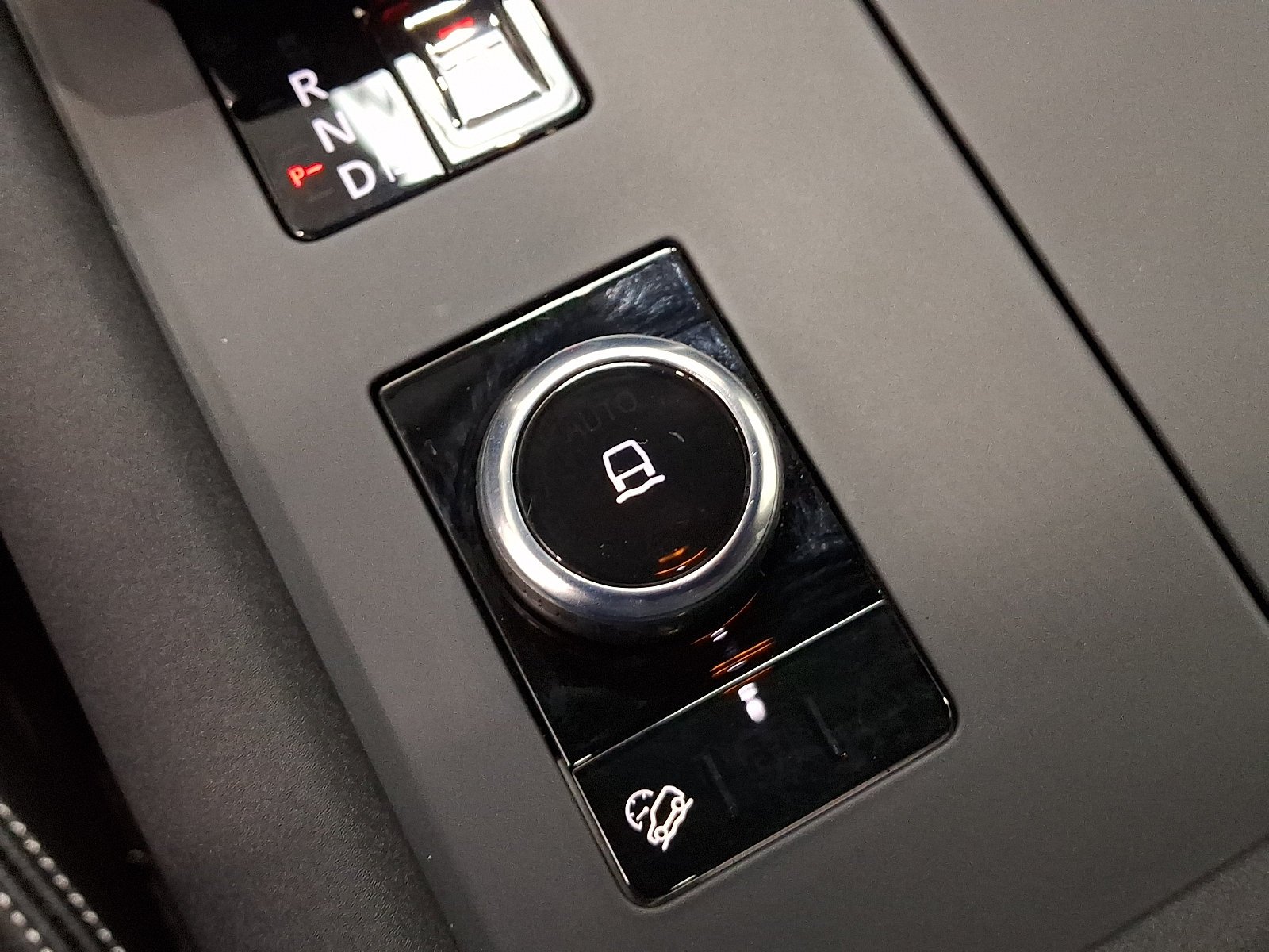 Certified Used 2025 Fuji White Land Rover  image 25