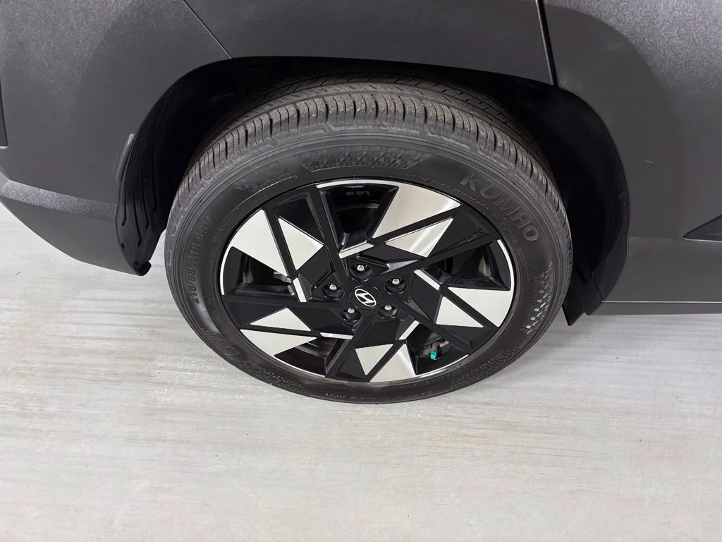 Used 2024 Black Hyundai SEL image 10