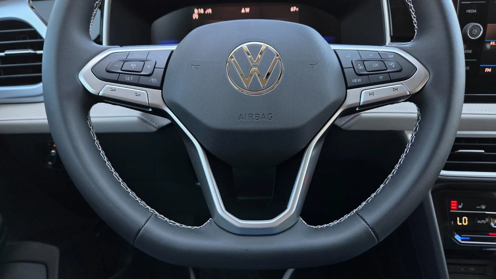 2025 Volkswagen Taos SE - Photo 26