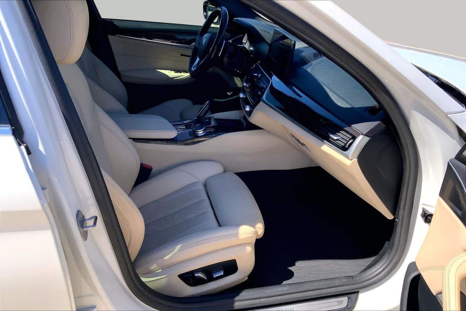 Used 2022 Mineral White Metallic BMW 540i image 9