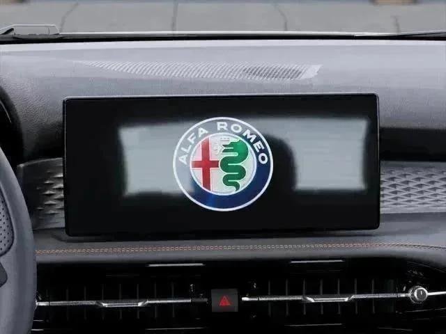 New 2025 Milano White Exterior Paint Alfa Romeo  image 42