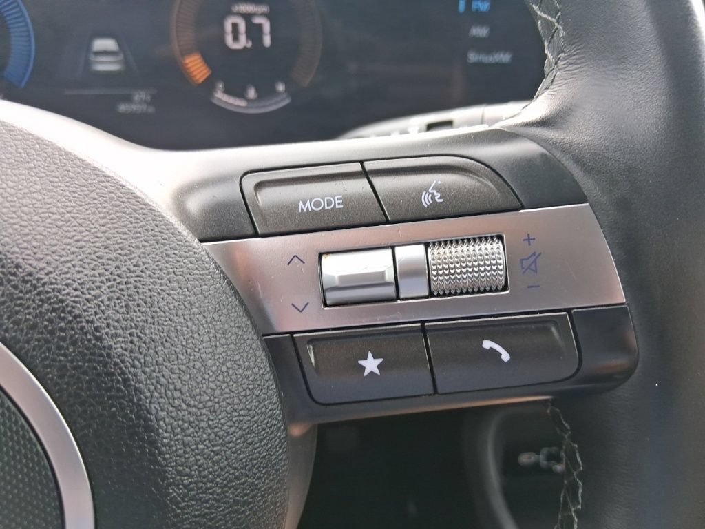 Used 2025  Hyundai SEL image 18