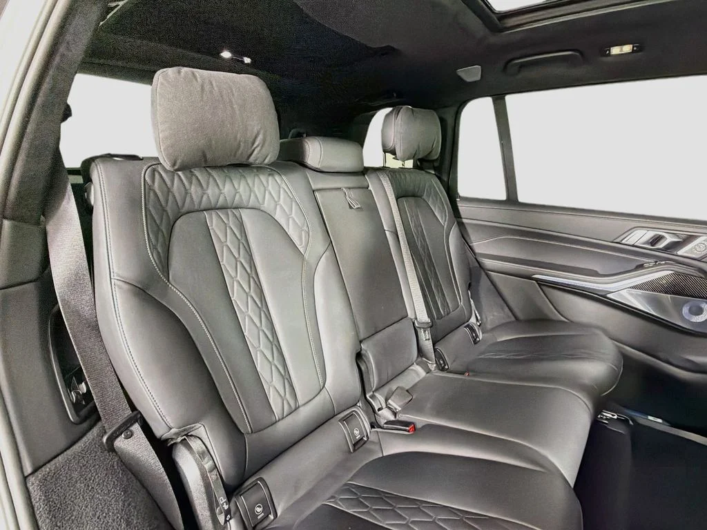 Used 2024 White BMW M60i image 29