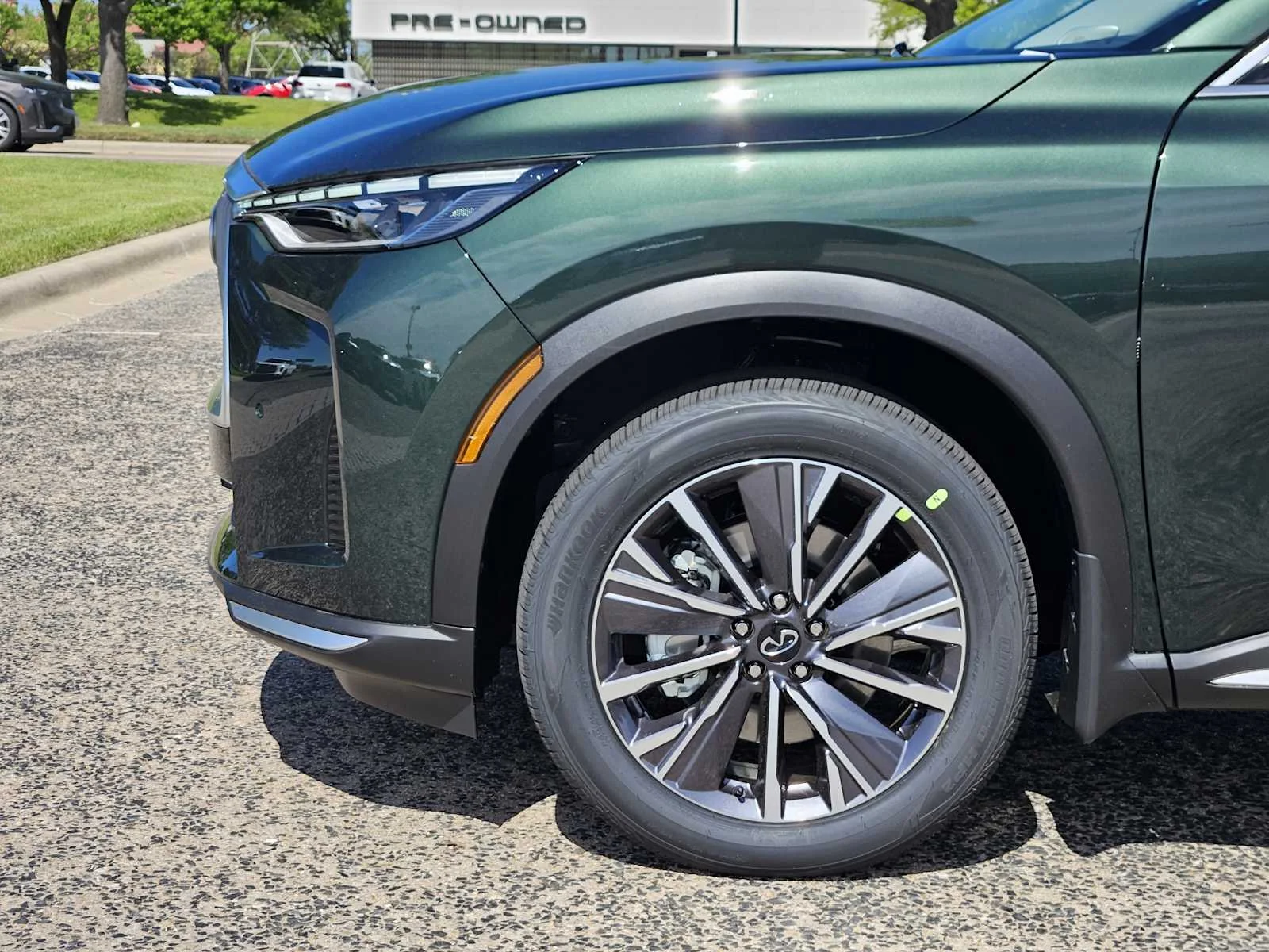 New 2026 DEEP EMERALD INFINITI Luxe FWD image 5