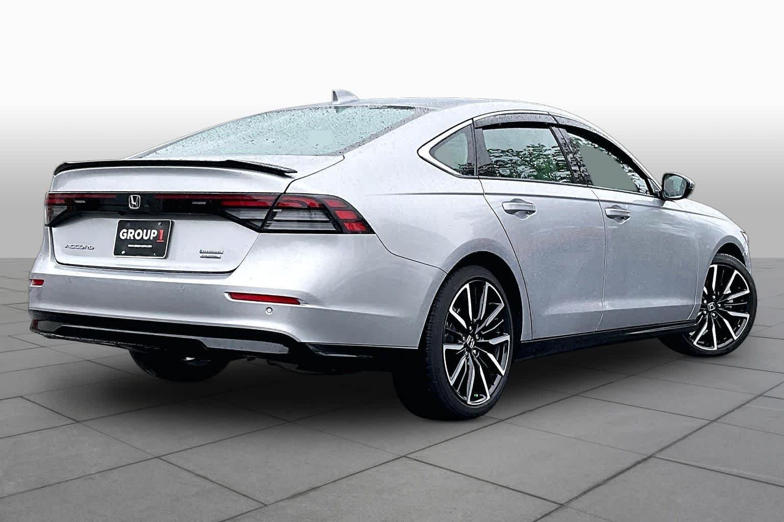 Used 2025 Solar Silver Metallic Honda Touring image 13