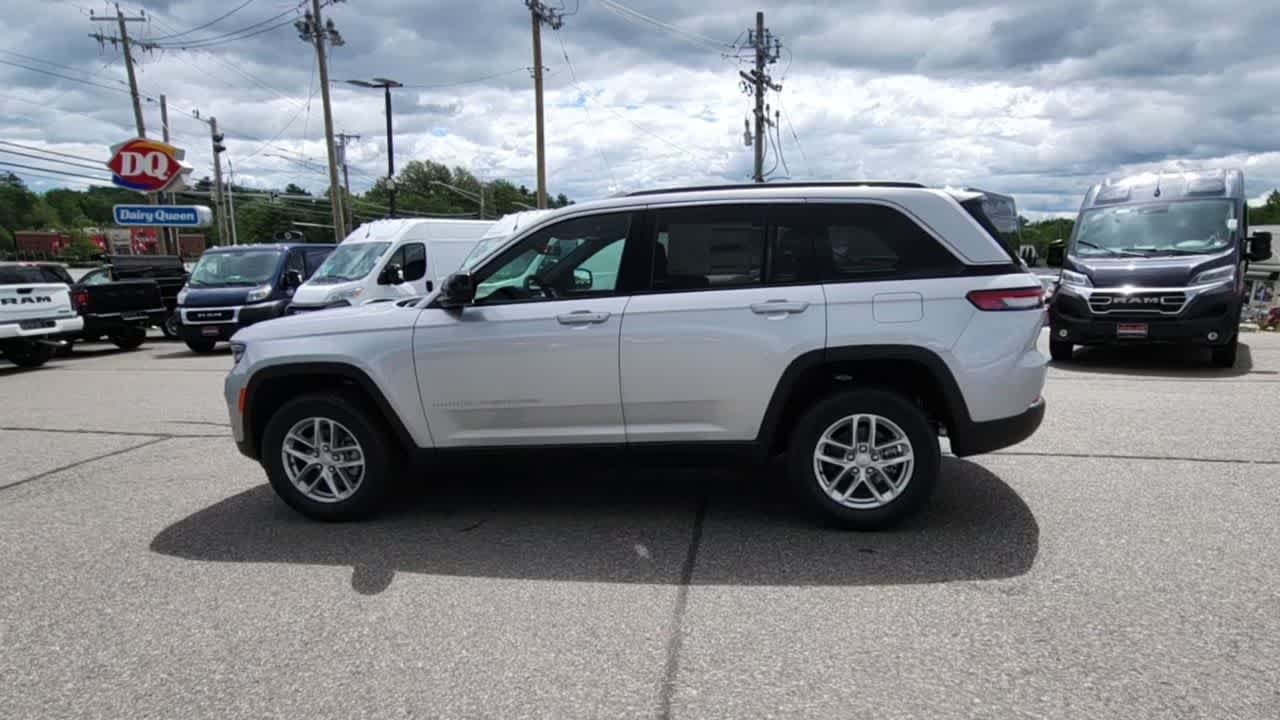 New 2026 Silver Zynith Exterior Paint Jeep Laredo X image 6