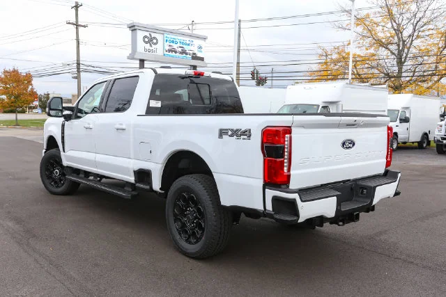 New 2027 Oxford White Ford XLT image 7
