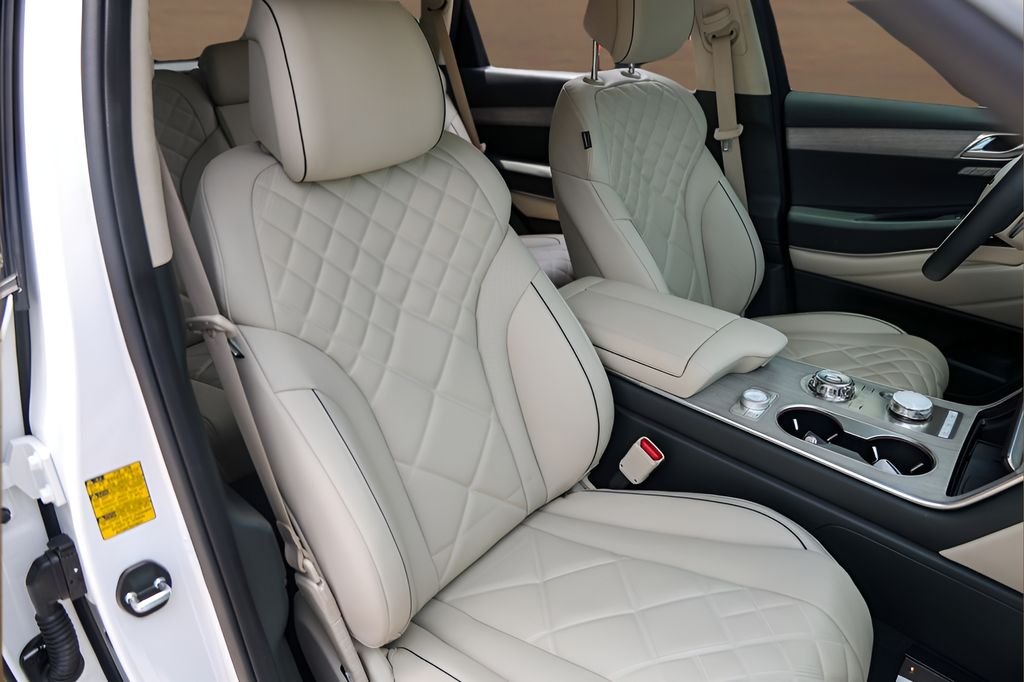 Used 2025 White Genesis 3.5T Prestige image 31