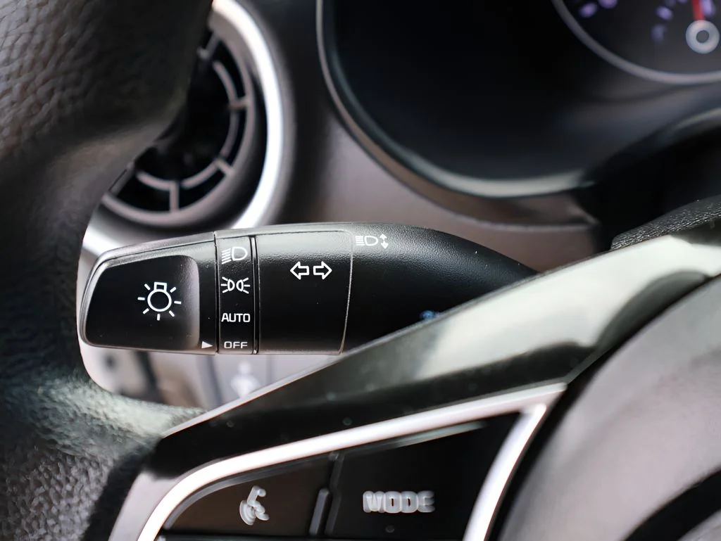 Used 2021 White Kia LXS image 29