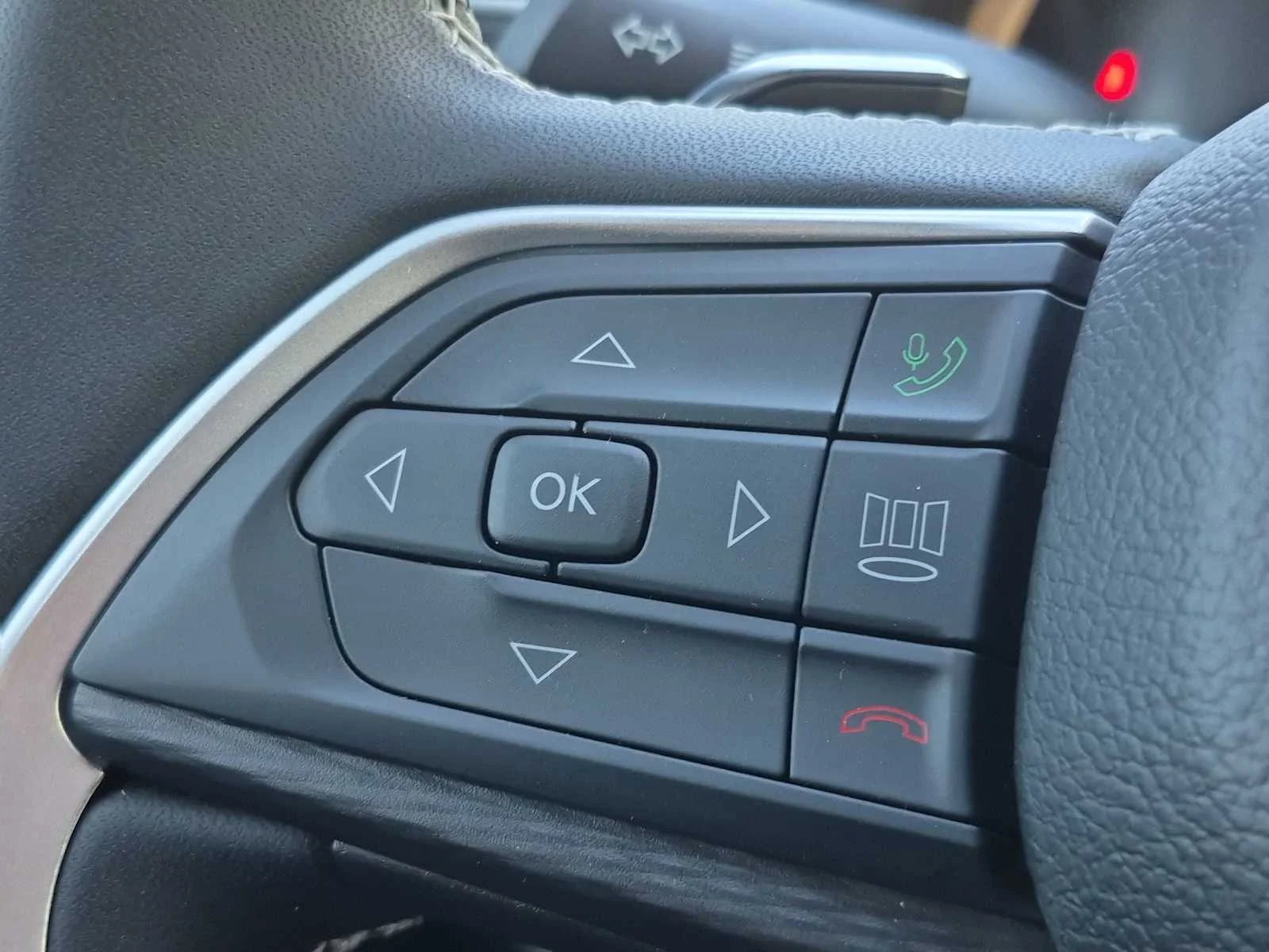 Used 2025 Bright White Clearcoat Jeep Laredo image 28
