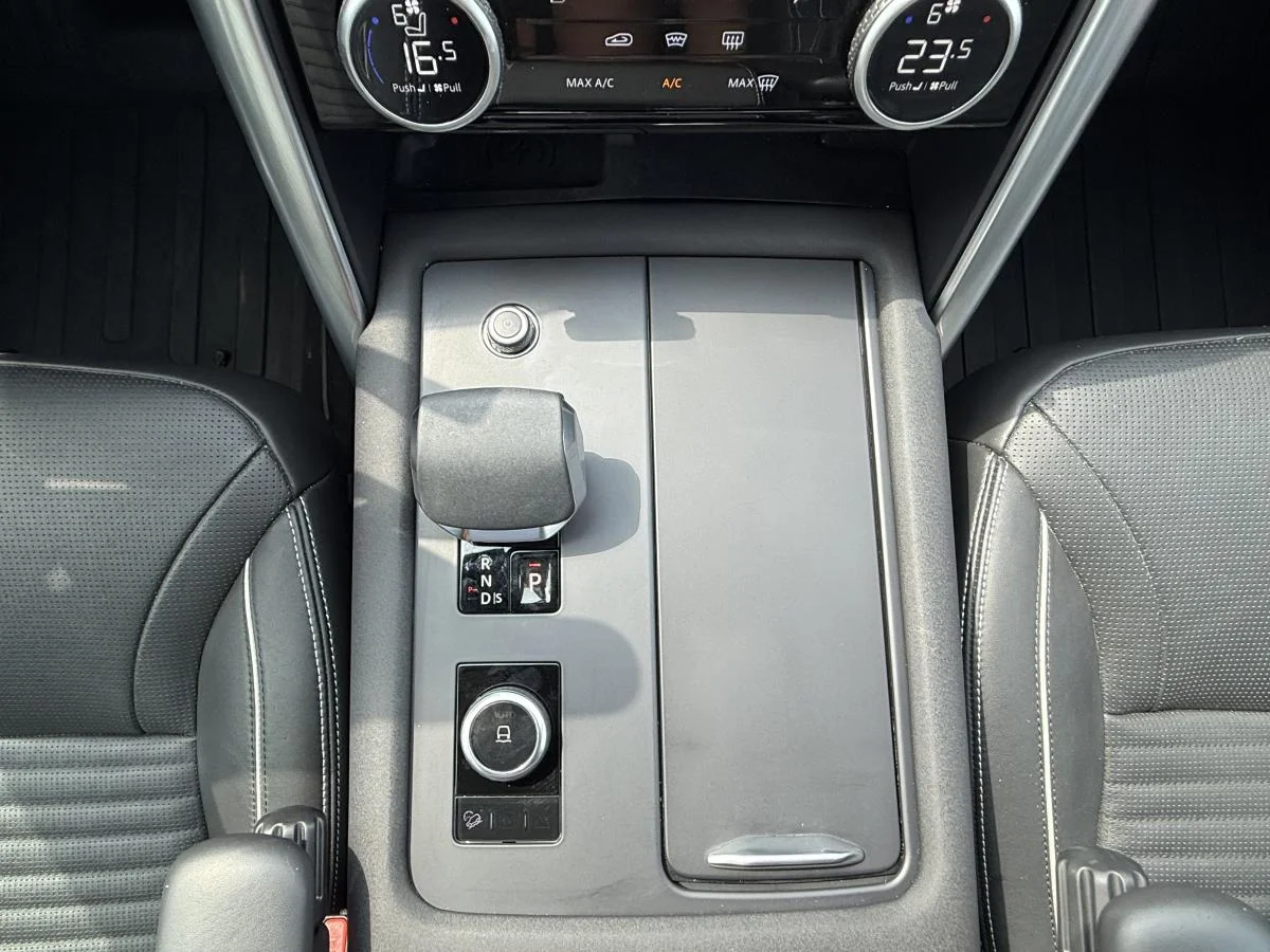 Used 2024 Black Land Rover Dynamic Se image 31