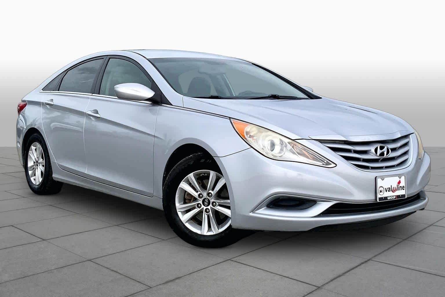 Used 2012 Radiant Silver Hyundai GLS image 3
