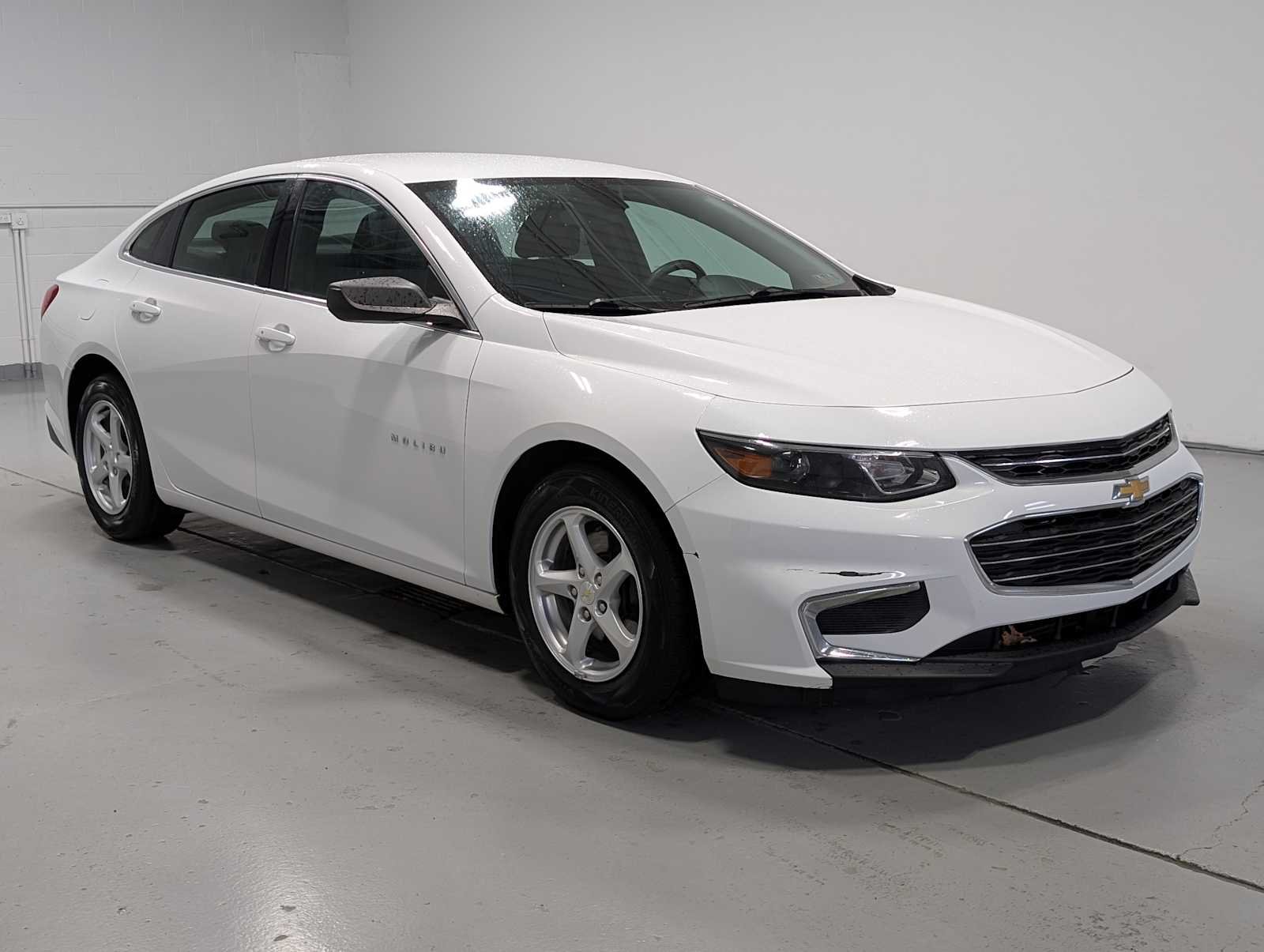 Used 2018 Summit White Chevrolet LS image 6