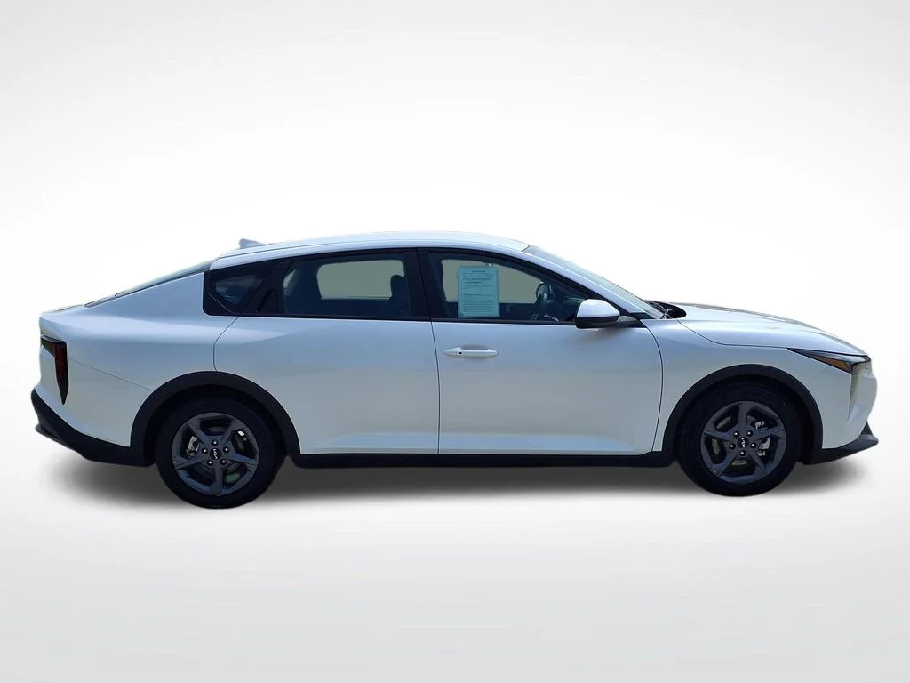 Used 2025 White Kia LXS image 10