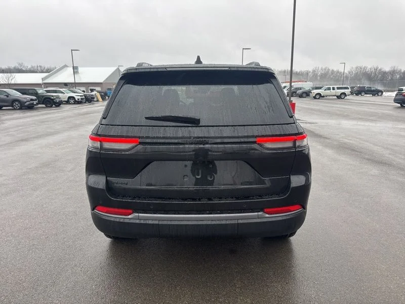 New 2026 Diamond Black Crystal Pearl-Coat Exterior Paint Jeep Laredo Altitude image 4