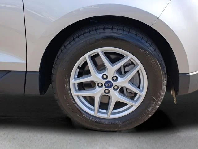 Used 2022 Silver Ford SEL image 25