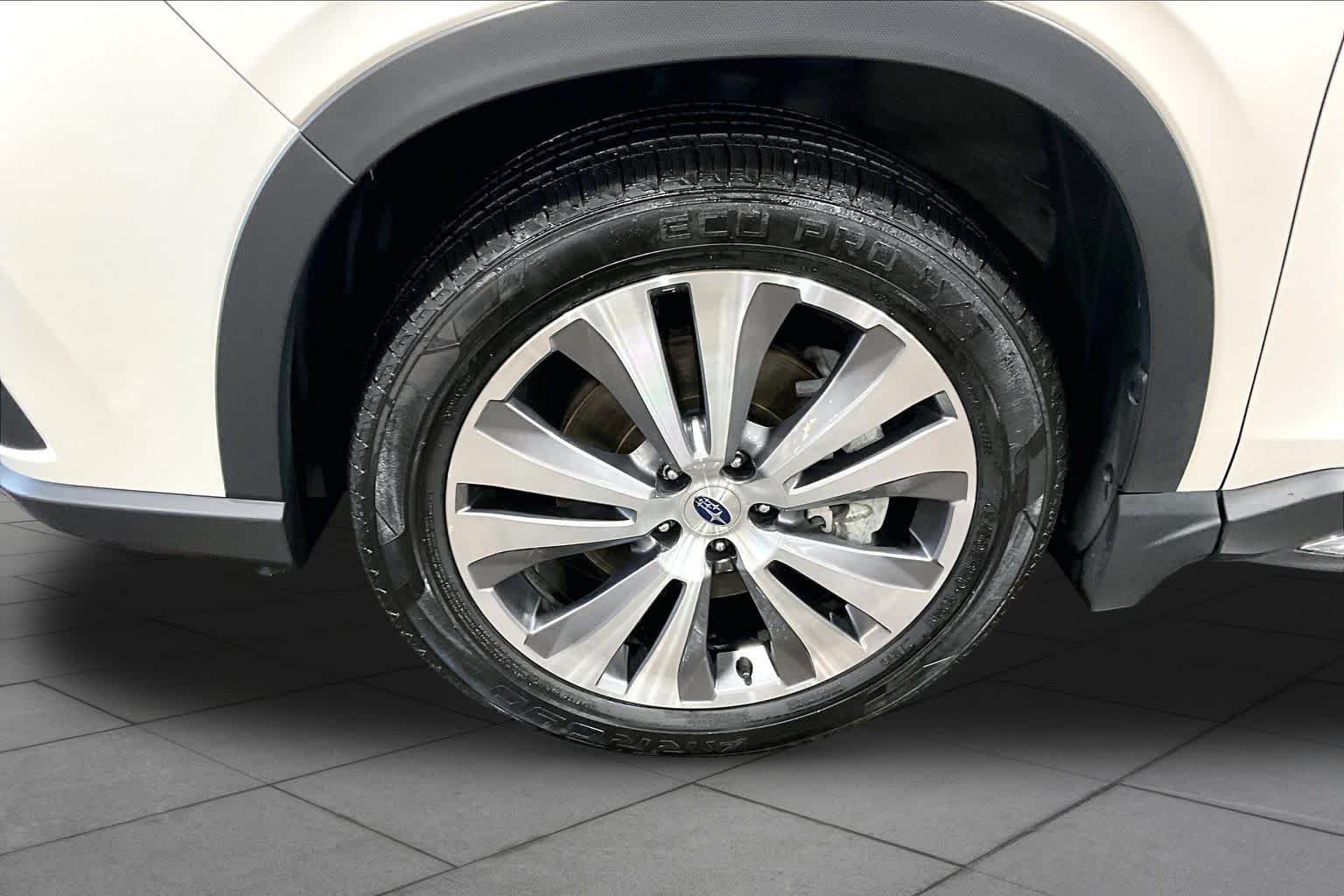 Used 2022 Crystal White Pearl Subaru Limited image 11