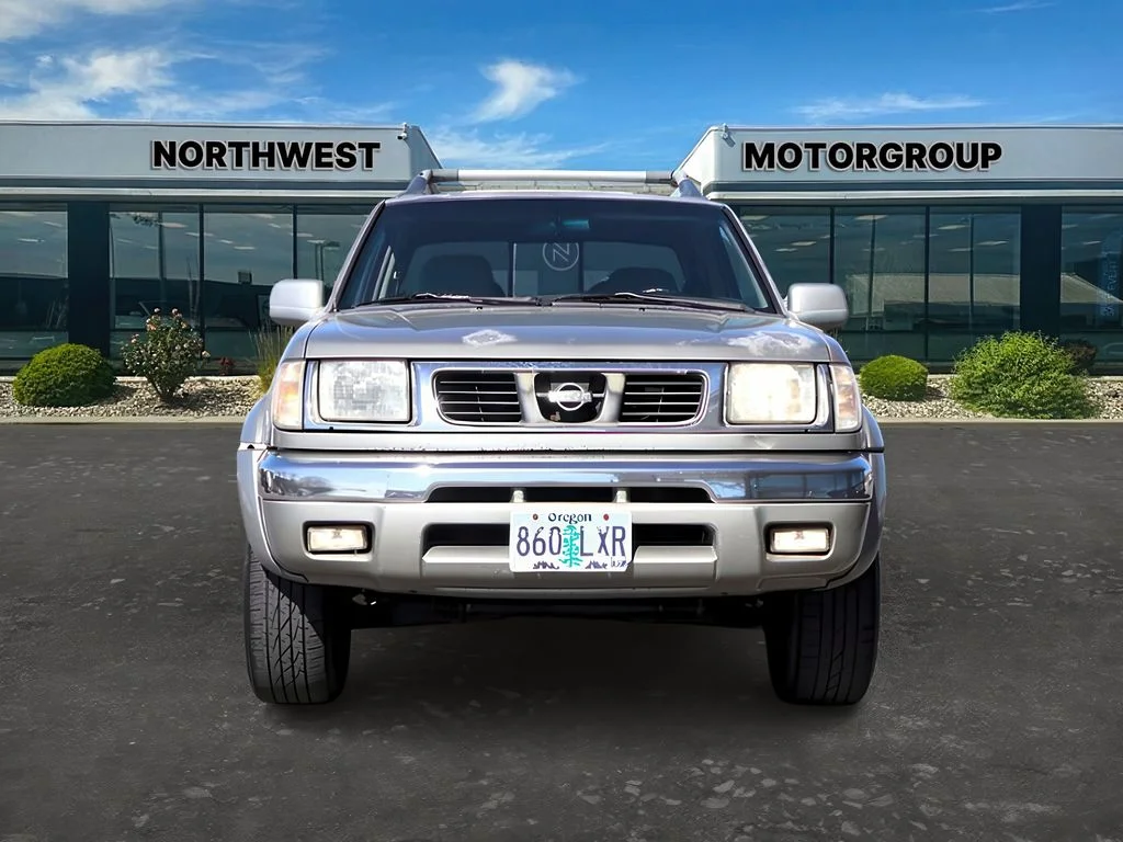 Used 2000 Silver Ice Clearcoat Metallic Nissan SE image 2