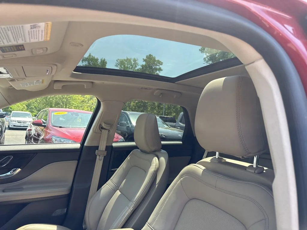 Used 2023 Red Lincoln Reserve image 24