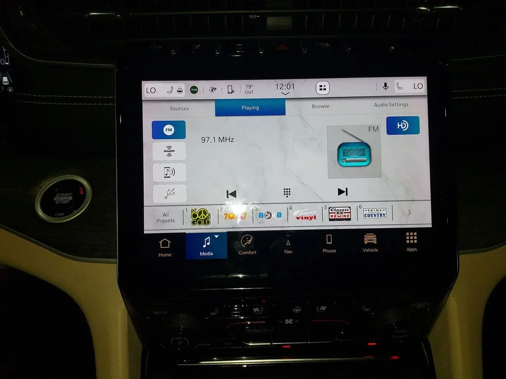 Used 2023 White/off-white Jeep Limited image 22