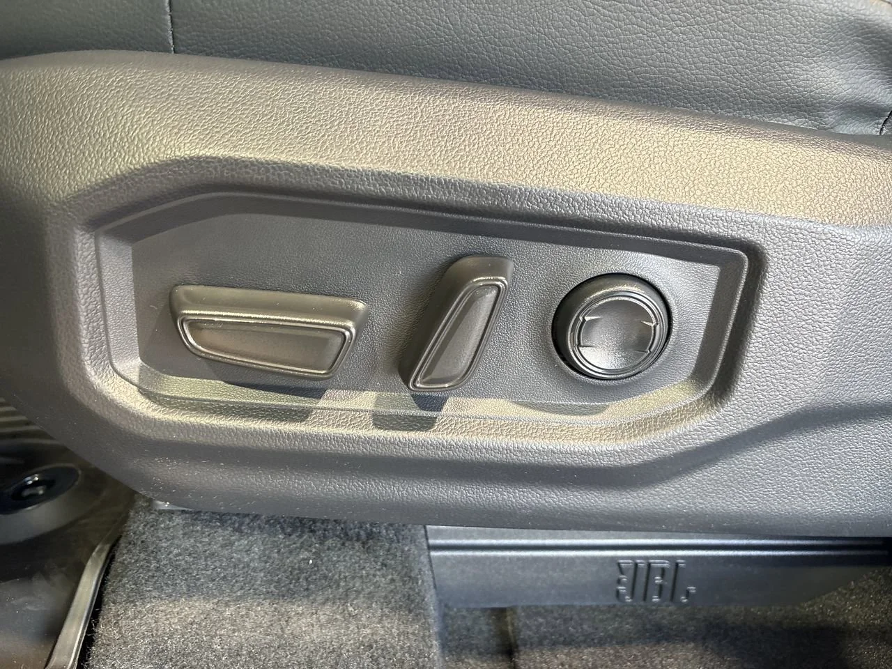 2025 Toyota Tundra Limited - Photo 12
