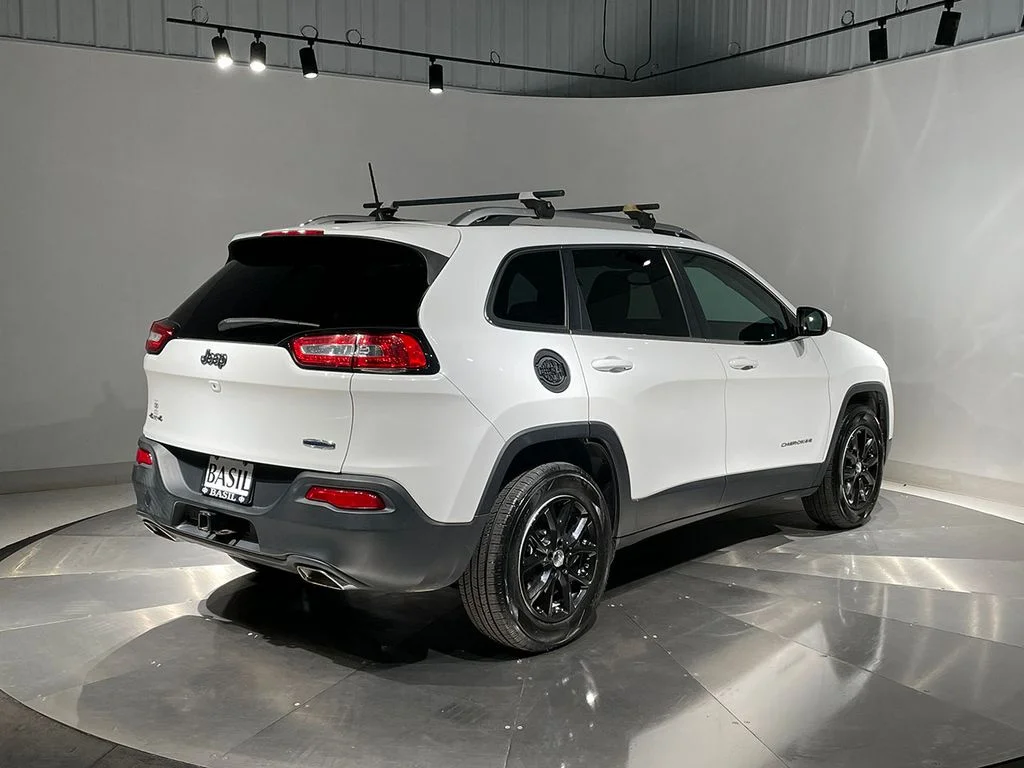 Used 2017 White Jeep Latitude image 11