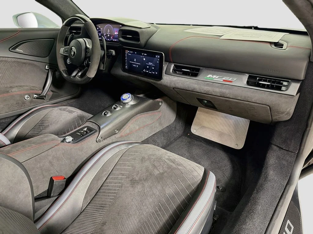 Used 2022 White Maserati Base image 28