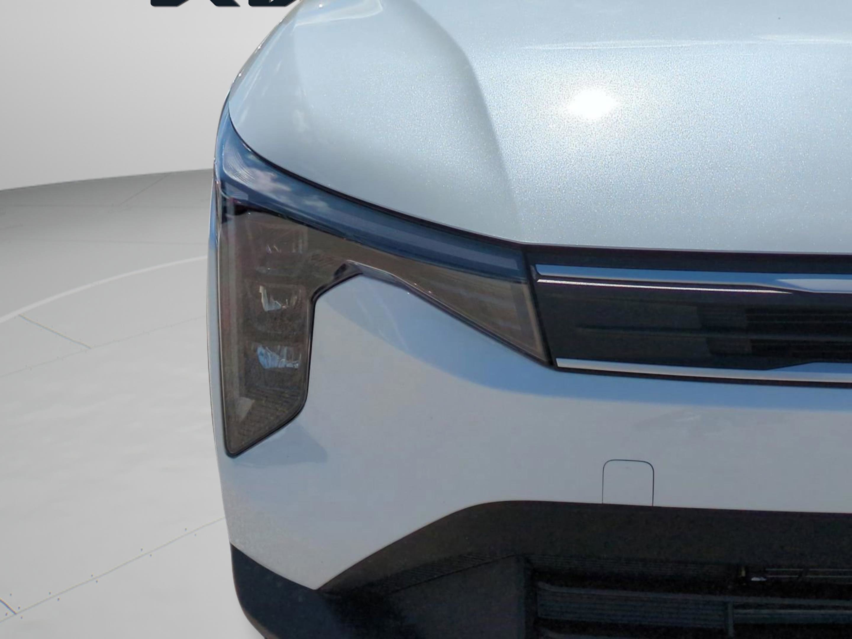 New 2026 Snow White Pearl Kia LXS image 10
