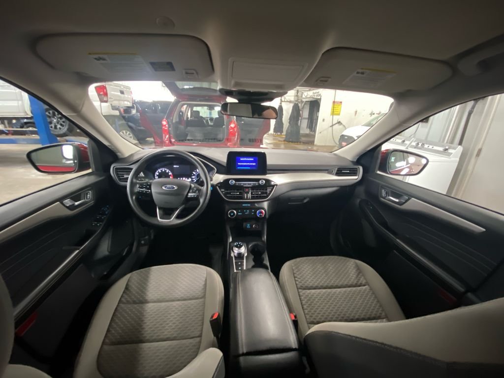 Used 2021 Red Ford SE image 9