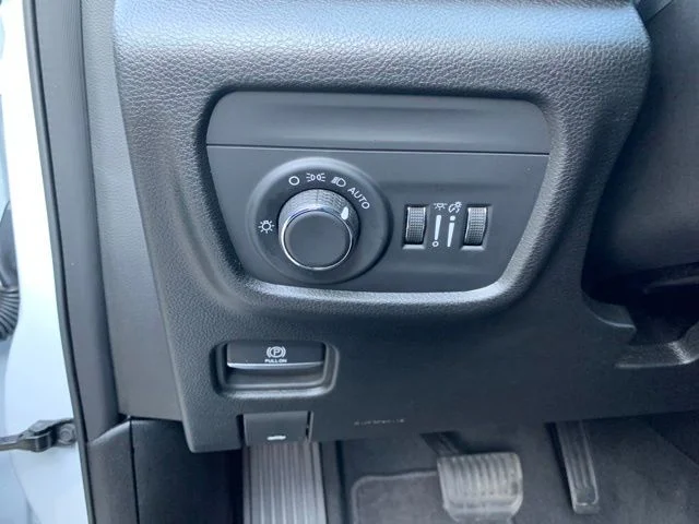 Used 2025 White Jeep Altitude image 23