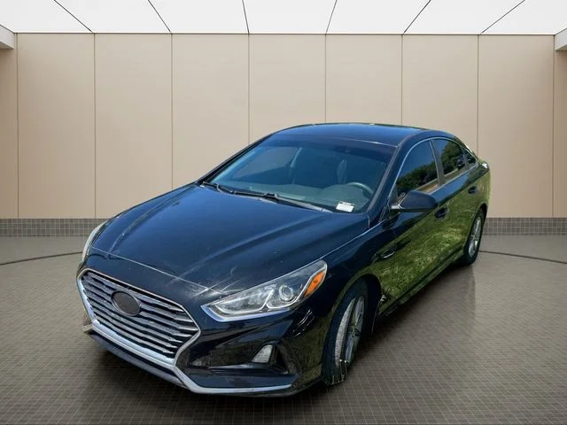 Used 2018 Black Hyundai SE image 2