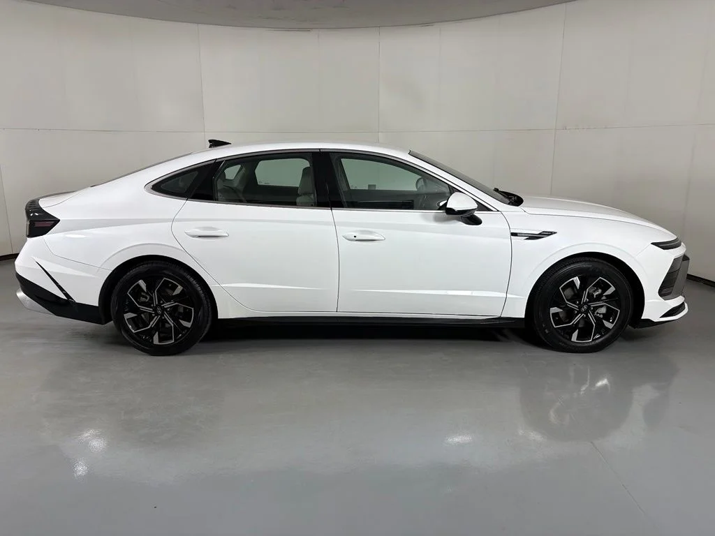 Used 2025 White Hyundai SEL image 9