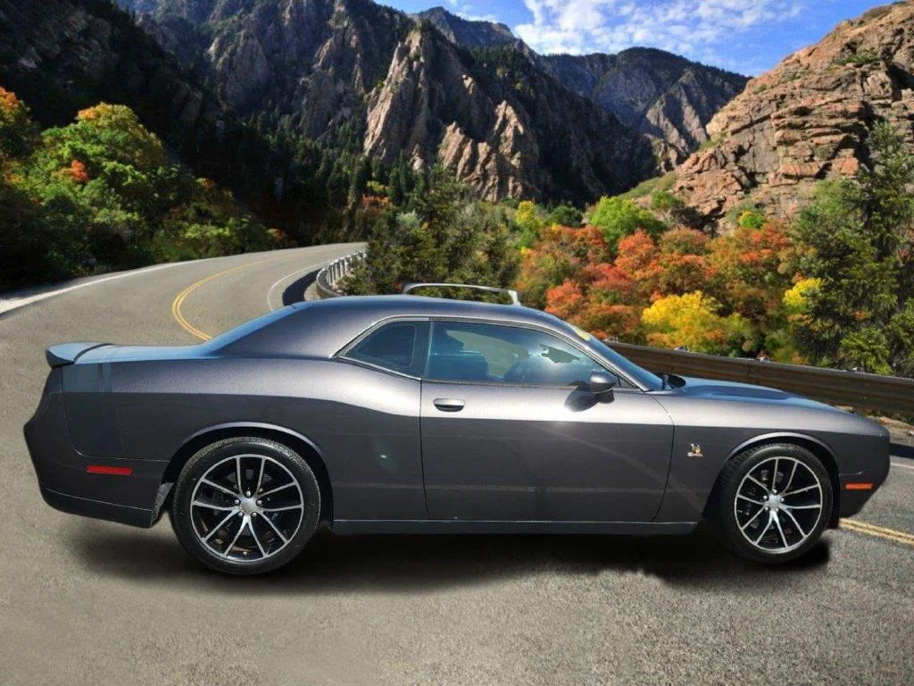 Used 2015 Granite Crystal Metallic Clearcoat Dodge R/T Scat Pack image 2