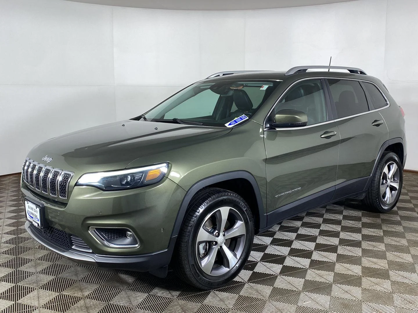 Used 2021 Olive Green Pearlcoat Jeep Limited image 2
