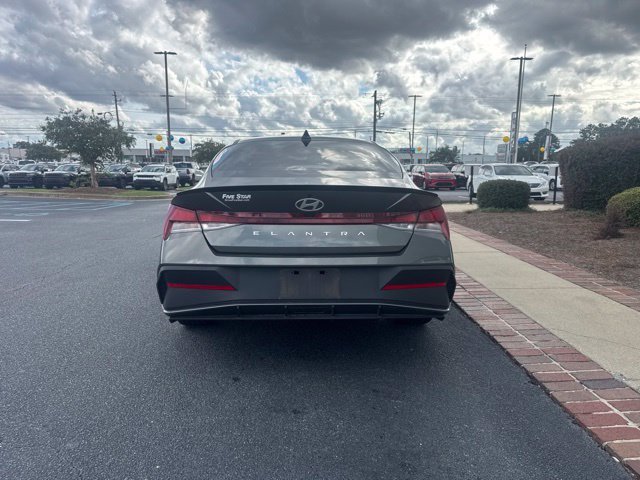 Used 2025 Gray Hyundai SEL Sport image 8