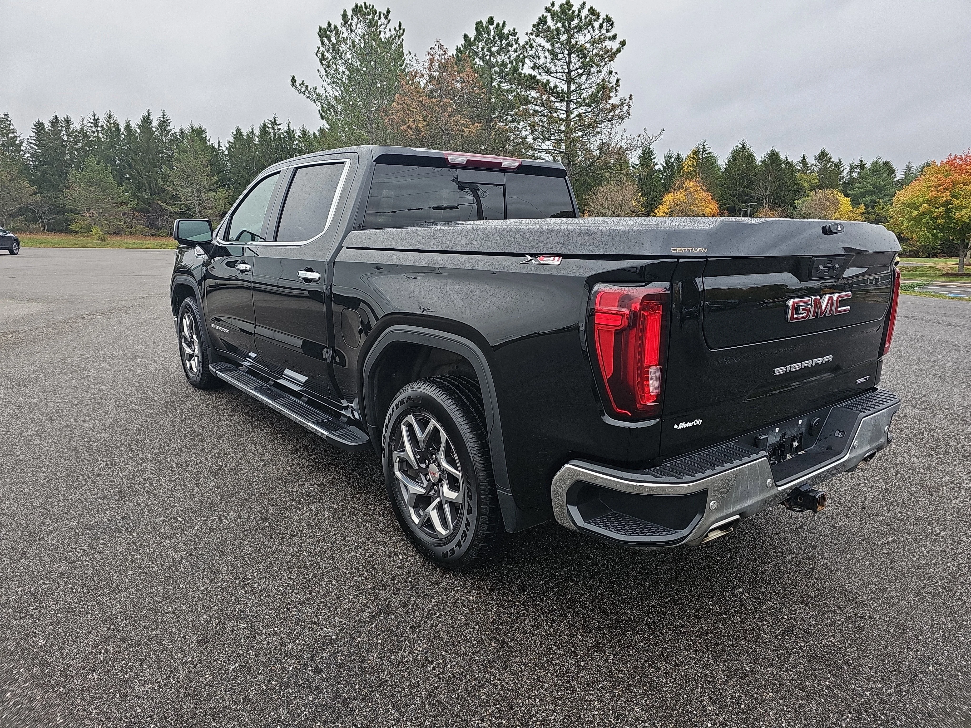 Used 2023 Onyx Black GMC SLT image 3