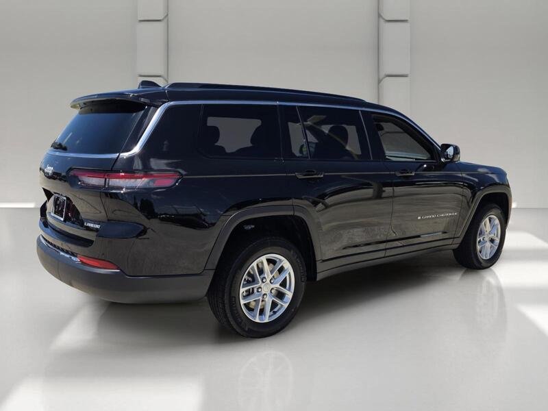 New 2026 Diamond Black Crystal Pearl-Coat Exterior Paint Jeep LAREDO 4X2 image 5